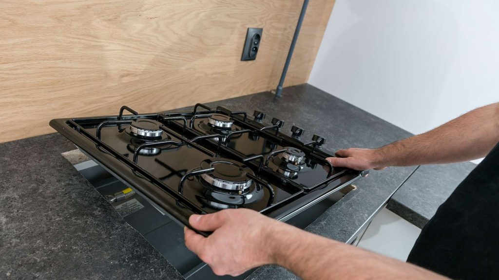 homem segurando cooktop