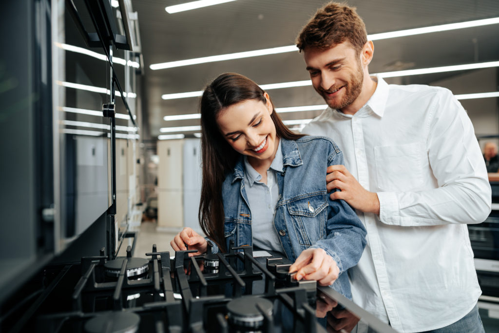 homem e mulher próximo de um fogão