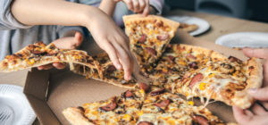 pedaços de pizza em uma caixa