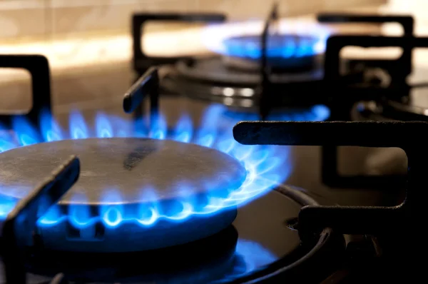 Boca de fogão a gás ligada em uma cozinha